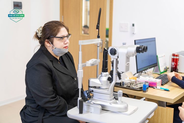 chi-ha-tai-kham-sau-mo-mat-7-ngay