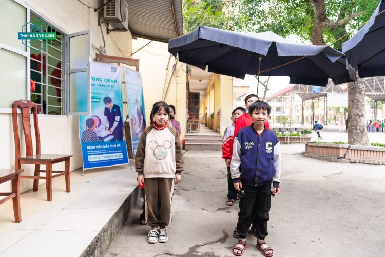 xep-hang-vao-kham-mat